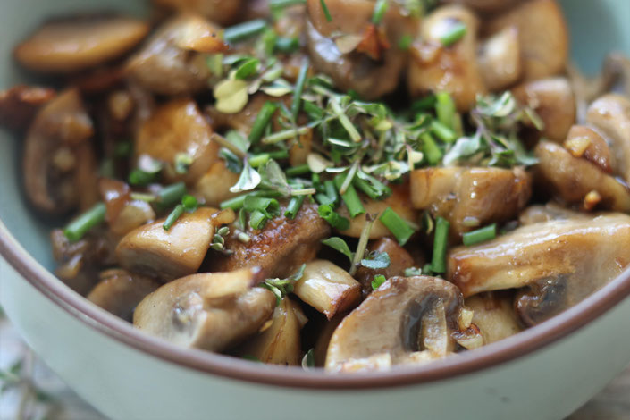 Champignons mit Kräutern und Knoblauch
