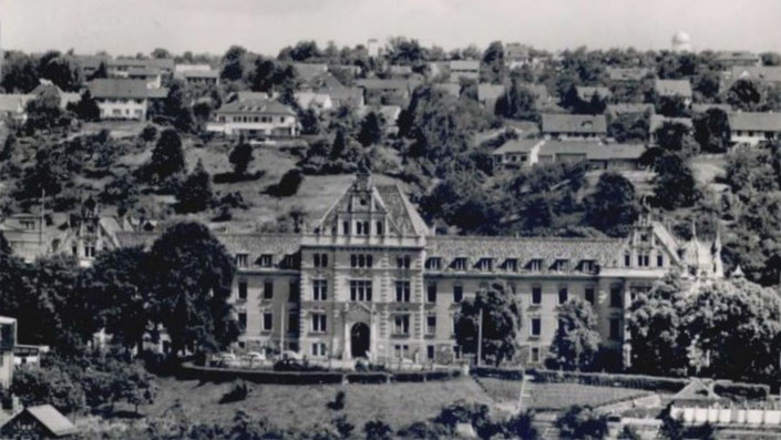 „Universitäts-Nervenklinik aus der Luft (AK 541L63 Gebr. Metz)“, Ansichtskarte des Verlags Gebrüder Metz, vermutlich 1963, Digitalisat über Wikimedia Commons.