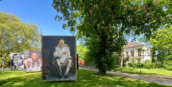 Schau in der Ruhranlage im Kunstpark der Ruhrtalstadt Mülheim mit dem CASINO-Stammhaus der ältesten Bürgergesellschaft der Stadf Mülheim von 1796.