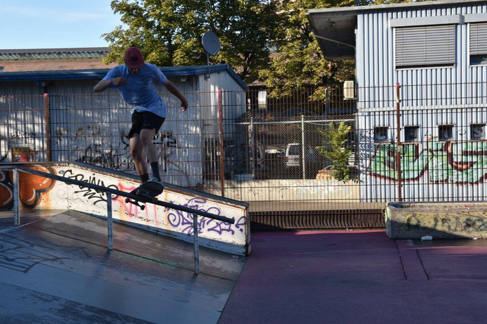 Skater Caryl im Purple Park auf einer Handrail 