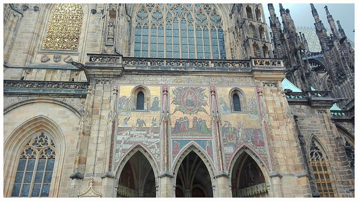 Die Außenverzierung des Dom St. Veit auf der Prager Burg, gold, Prag