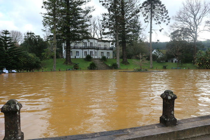 Das Schwimmbecken im Terra Nostra Parc