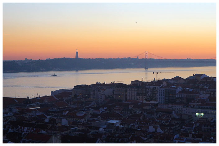 Aussicht vom Castelo de Sao Jorge auf die Ponte 25 de Abril bei Sonnenuntergang Lissabon