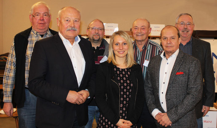 Wolfgang Bärnwick (2.v.l.), Gerd Schmitt (1.v.l.), Franziska Moritz, Norbert Kramer (1.v.r.), Franz-Josef Hesch (3.v.r.), Klaus Kuhn (2.v.r.), Alexander Berg (3.v.l.) Foto: T. Richter
