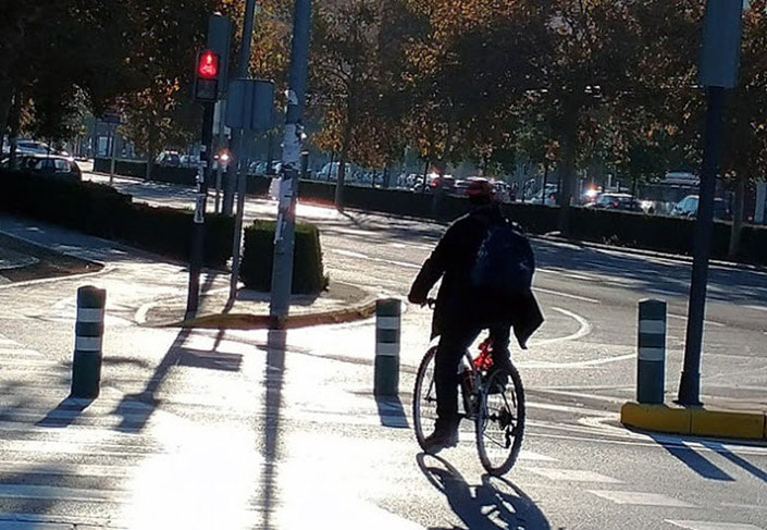 En Valencia ciudad, ni un solo semáforo en rojo existen para los ciclistas, nunca lo respetan.