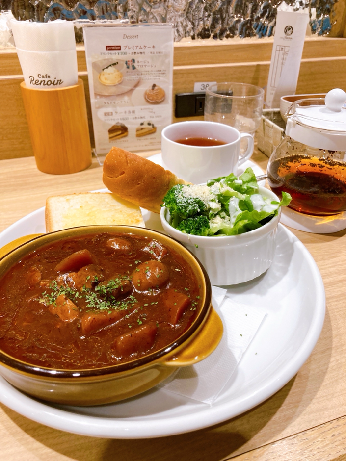 こちらも恒例になってきました、早稲田駅前にあるCafeルノアールのビーフシチュー。自宅から穴八幡宮がちょうど東北の方角になるので、東北に縁のあるビーフシチューをいただくことにしています。昨年そうしてみたら、すっごくご利益があったので、今年もいただきました♪