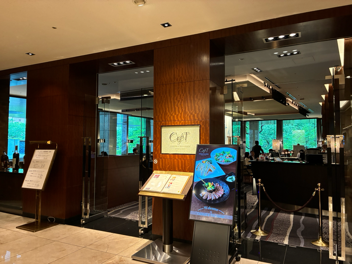 カクテル&Teaラウンジ 京王プラザホテル。新緑のエネルギーに満ちた優雅な空間で、お席を取ってゆったりお待ちしています♪ 「新緑・Hotelラウンジ個人セッション」(ケーキset込み、ヒューマンデザインリーディング付き)18,000円。お申し込みは⇒こちらの写真をクリック!