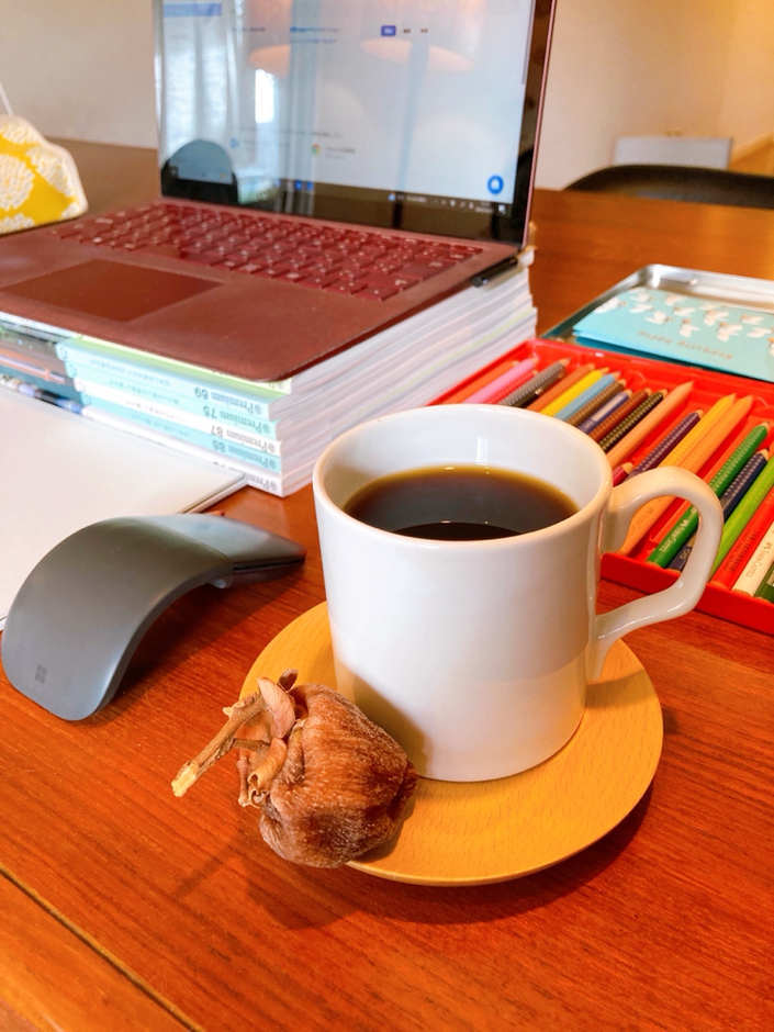 自分のために淹れたコーヒーと実家からもらった干し柿。もう最高です！着るものも、飲み物も、お茶請けも最高の組み合わせで挑んだ「冬至1dayイベント･セッション」！わたしがきっといちばん楽しんでいたと思う（笑）