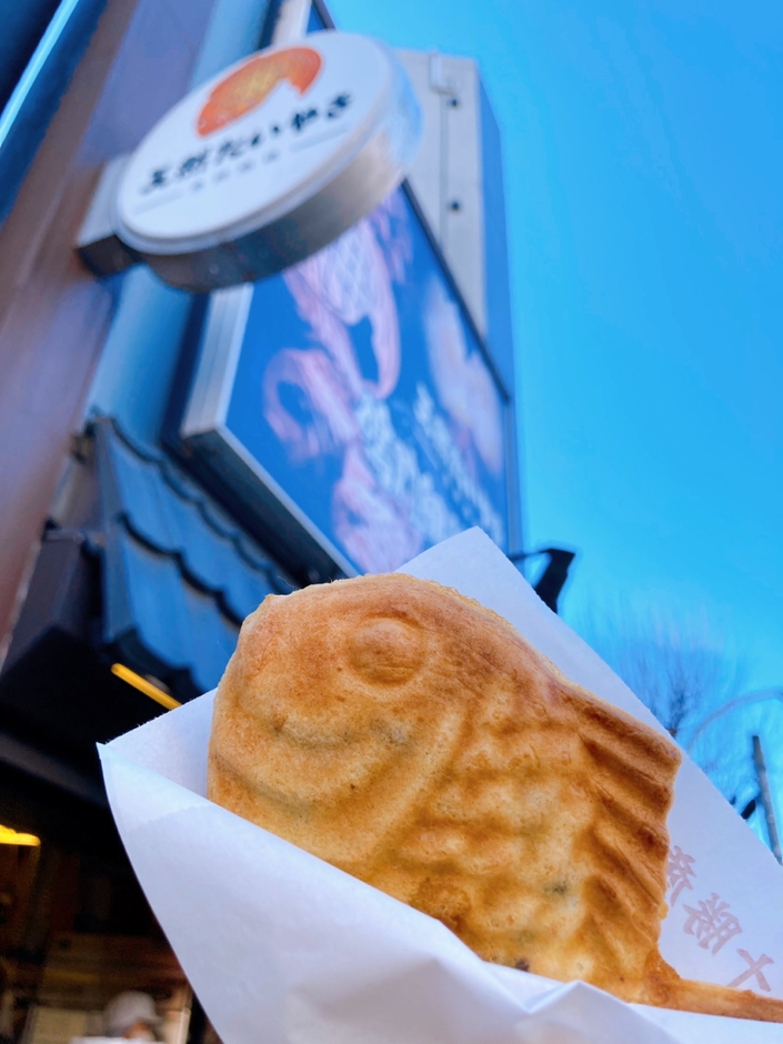 たい焼きがなんと一匹300円。高くなりました！数年前まで半分ぐらいだったような･･･（でも、焼き立ては抜群においしい！やっぱり穴八幡宮の参拝後は、こちらのたい焼きを頬張らねば･笑）