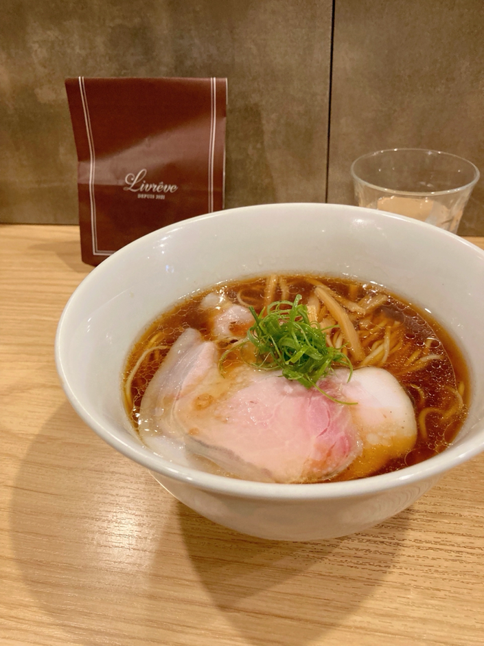 わたしのご褒美ラーメン、「MAIKAGURA」の醤油ラーメン（1,100円）。この日は、ちょっと贅沢して味玉卵をつけたのだけど、わたしはなくてもいいかな。やっぱりこのシンプルな醤油ラーメンが最高に美味しいと思うから。すっきりとした醤油、贅沢なローストポーク、ゆず風味のシナチク、ほんとうに素材の味だけで食べる「醤油ラーメン」が今、お気に入り。