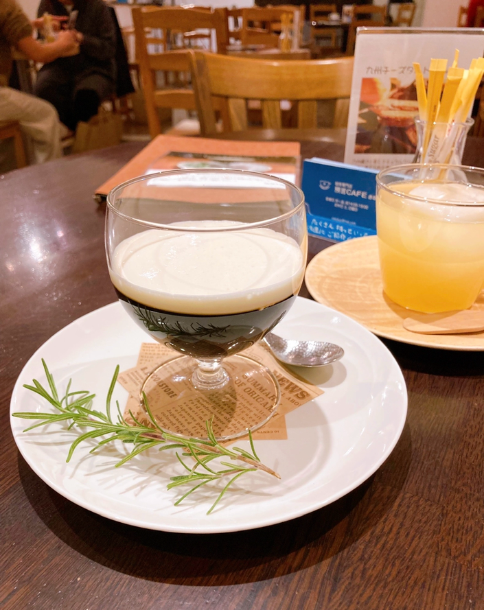 預言カフェ赤坂の新メニューとして、コーヒーゼリーを発見！コーヒーゼリーは大好きなのでさっそくさっそく･･･濃厚なチーズ系ソースがかかった、贅沢なコーヒーゼリー！う～ん美味です❤リンゴジュースとの組み合わせもスッキリしていてとっても良かったですよ♪