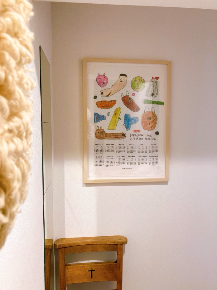 2026年は、Mogu Takahashi さんのファブリックカレンダーが我が家を照らします!廊下に飾ったらとても明るくなりました。毎日いちばん目が合う場所でもあるので、通るたびに元気もらってます。今年は、こんなユニークで可愛いお顔に出会えるんだと思うとそれだけでワクワク❤【fog linen work の2026年版リネンカレンダー】イケアの大きめの額と合わせて。