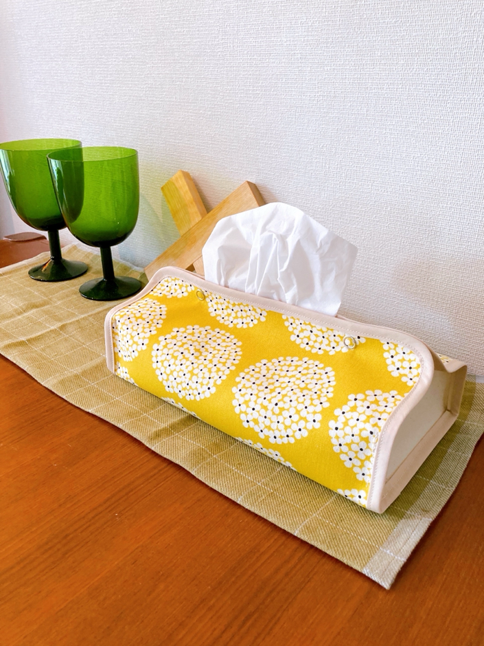 からし色に白の小花柄が可愛いティッシュボックスカバー 1,380円(Creema ここはティッシュカバーやさんHana)と、オリーブ色のテーブルライナー(ミナペルホネン)の2品が我が家に新しく仲間入りです♪
