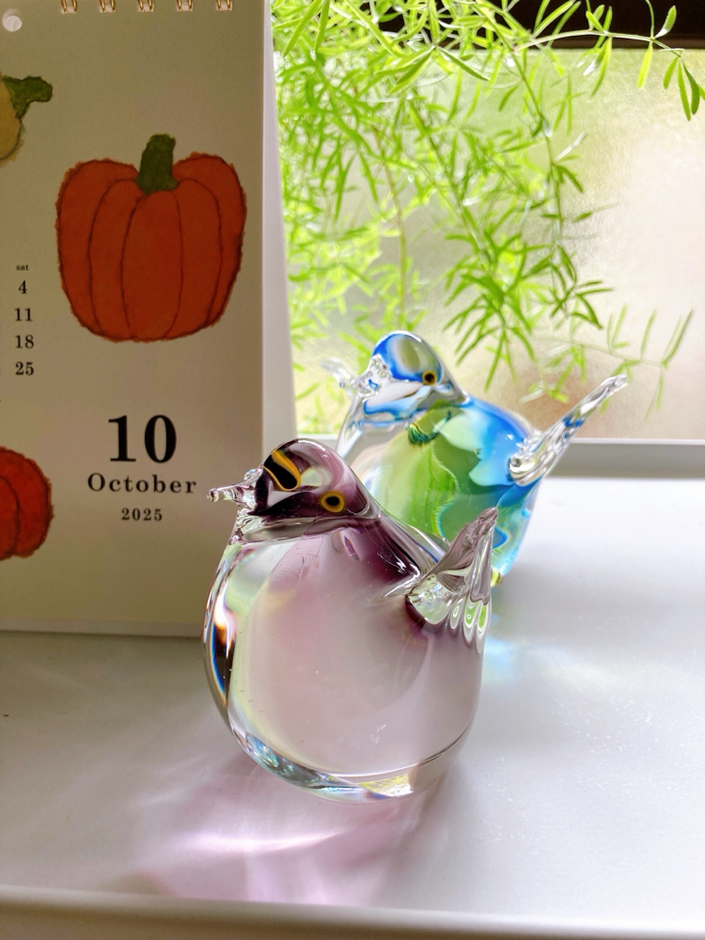 「10月のカレンダー」と 結婚のお祝いにと主人の母から贈られた  ガラスのペアの小鳥の置き物。