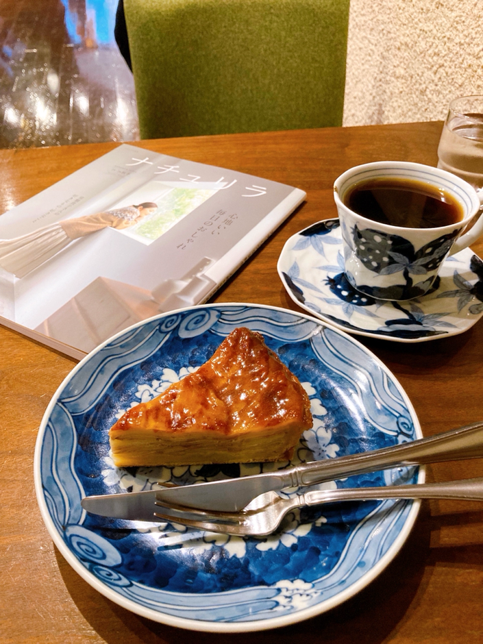冬至1dayイベントセッションの休憩時間は、しっかりお休み。好きな色合いの雑誌を読みながら、別の世界に想いを馳せます。【堀口珈琲　世田谷店にて】