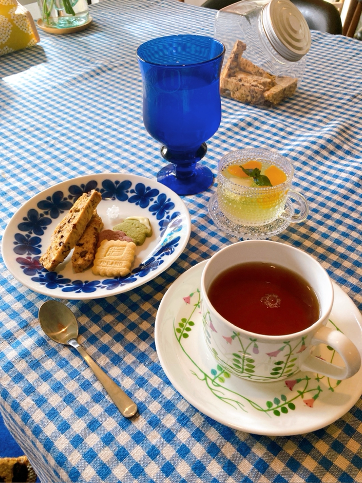 8年ぶりに会いに来てくださったAさん。前の家でのお茶会ではいつも焼いてきてくださったビスコッティ―❤そう、これこれこれ!変わらぬ美味しさにカラダが嬉々として飛び跳ねてる!(ほんとうにありがとうね)。懐かしいビスコッティ―と、Mさんのお土産のクッキーをお皿に載せて。みんなで持ち寄ったものの自然なコラボでスタートした「2026年新春お茶会」、おいしくて、楽しかったです♪