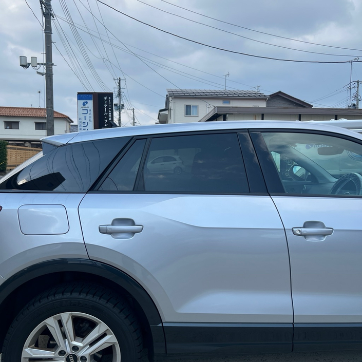WINCOS GY-3IRを施工したAudi Q2のリアサイドガラスと純正プライバシーガラスの仕上がり