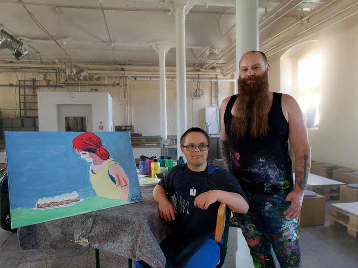 Mutate und Marc in der Kulturfabrik neben ihrem Bild von Pippi Langstrumpf mit einer Torte