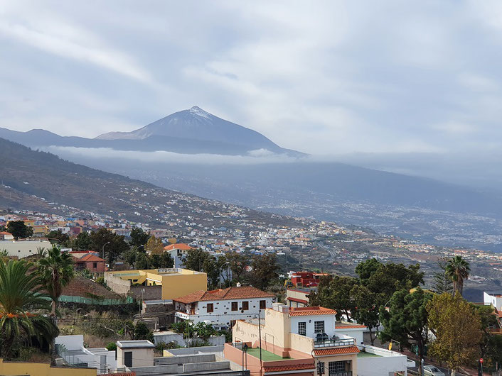 Blick auf den Teide und das Meer von der Gemeinschafts-Dachterrasse