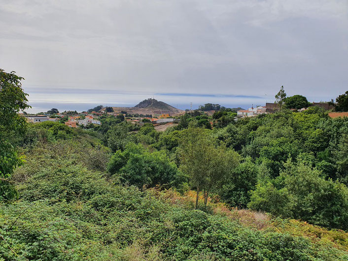 Blick von der Terrassse über Land auf das Meer (im Hintergrund am Horizont die Nachbarinsel Gran Canaria)