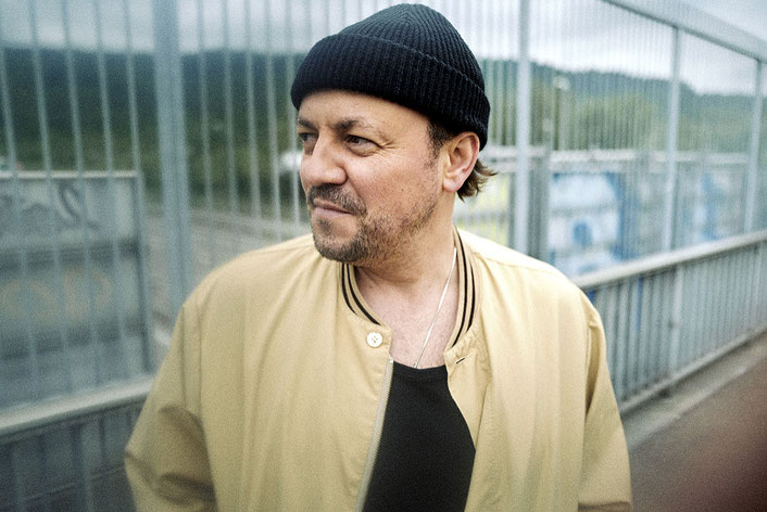 Schweizer Mundart-Reggae: Phenomden reist mit der Band The Scrucialists Ende des Jahres durch die Clubs. Der Züricher hat sein neues Album "Casino True Love" im Tourgepäck. Foto: Promo