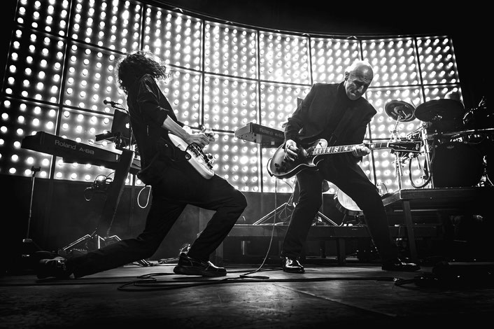 Der schottische Rockmusiker Midge Ure (rechts im Bild) und seine Band Electronica steuern im März 2027 unter anderem Karlsruhe und Winterbach an. Hier live im vergangenen Jahr bei einem Konzert in Hamburg. Fotro: Todde Vision
