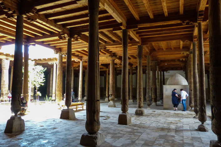 Jede Säule der Juma-Moschee trägt ihre ganz eigene Schnitzerei. 215 Säulen tragen das Dach.