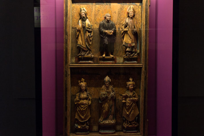 Im Museum wird ein Altarflügel ausgestellt, in dem eine Luther-Figur zwischen Heiligen eingefügt ist.