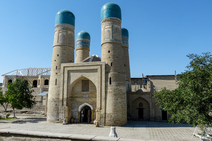 Der Name dieser ungewöhnlichen und recht kleinen Moschee ist Chor Minor. Er bedeutet "vier Minarette".