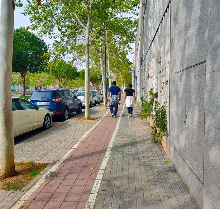 Como vemos, hay que ocupar el carril bici porque no hay espacio para los viandantes.