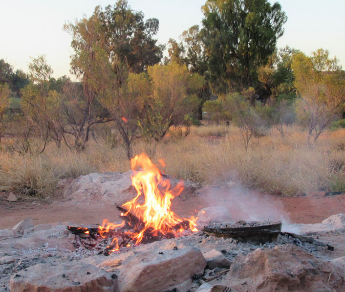 Lagerfeuer abends im Camp