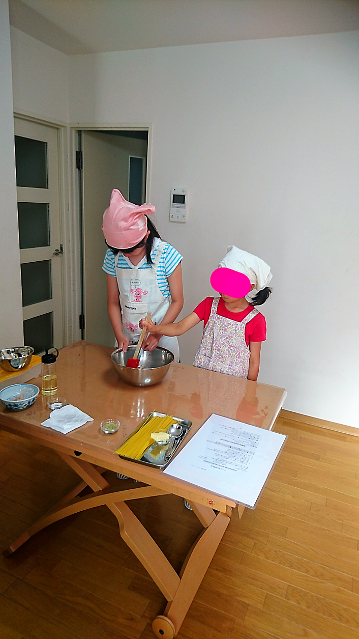 電子レンジでつくる「たらこスパゲッティー、すごく美味しかった!家で作ります」と、子ども達。