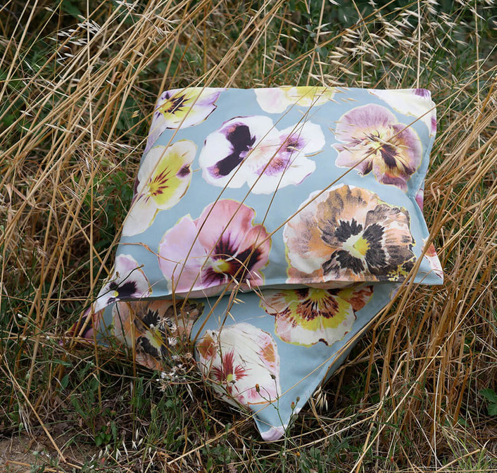 Coussin en tissu à motif pensées - Ecoute Bergère - crédit photo CMTTL
