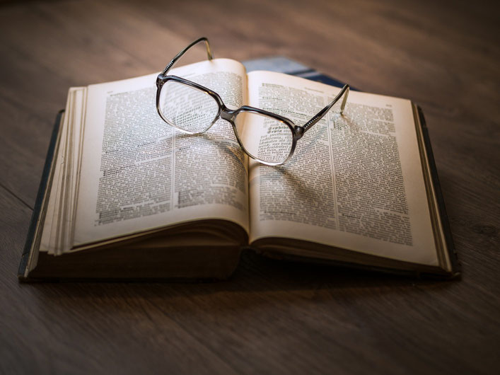 Brille und Buch, lesen!