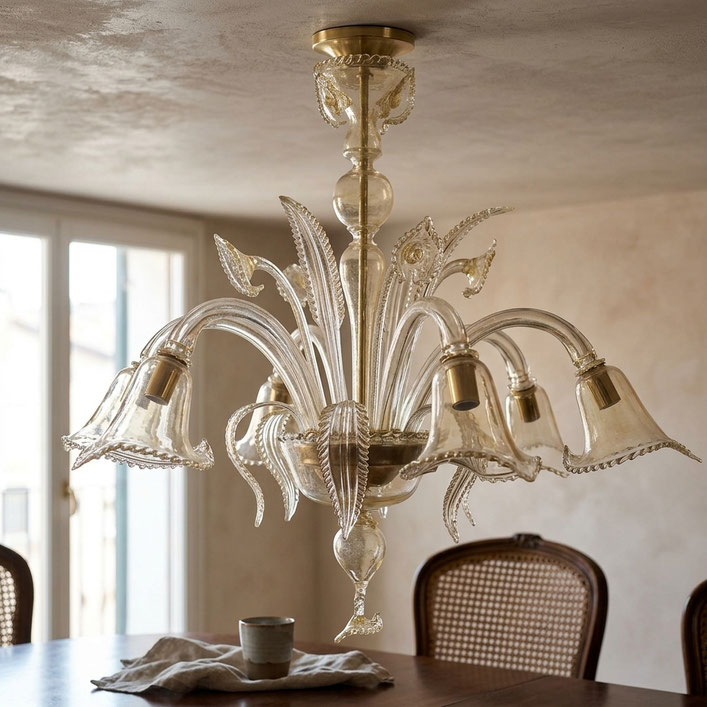 Lampadario classico in vetro di Murano modello Albinoni sei luci oro ambiento sopra al tavolo