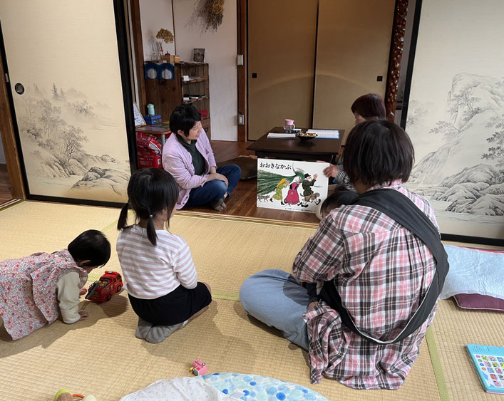 子どもの読書への深い知見のある小林さんの読み聞かせは やっぱり格別です。わらべうたを伝承している私ですが、絵本の世界は深すぎて深すぎて~。これからやっと深い絵本の森へ足を踏み入れるところです笑。絵本とわらべうたは切っても切り離せない関係といわれています。絵本を本物の方の読み聞かせでぜひ皆さんに見て欲しいと思いました。ご参加ください。