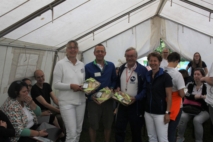 Claudia Ringkamp (rechts, Vorsitzende SV Burgwedel) bedankt sich bei Eske Engel (v.l., Schiedsrichterin SV Garbsen), Martin Maeß (Starter, SC Altwarmbüchen) und Achim Kreter (Schiedsrichter, SG Rethen Sarstedt)