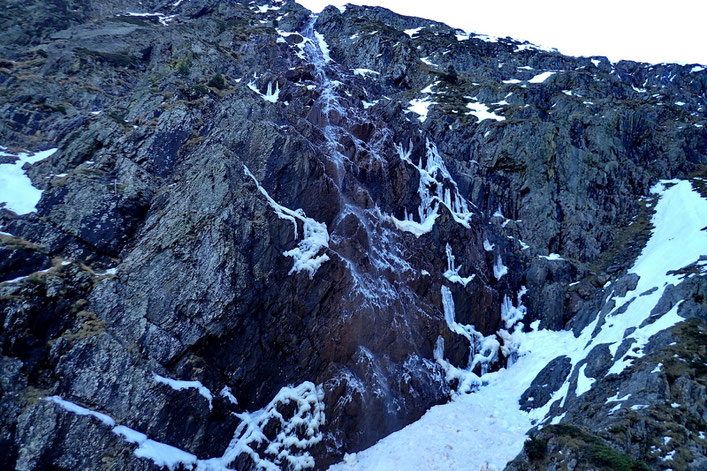 La cascade de Riou Nère, en partie gelée...