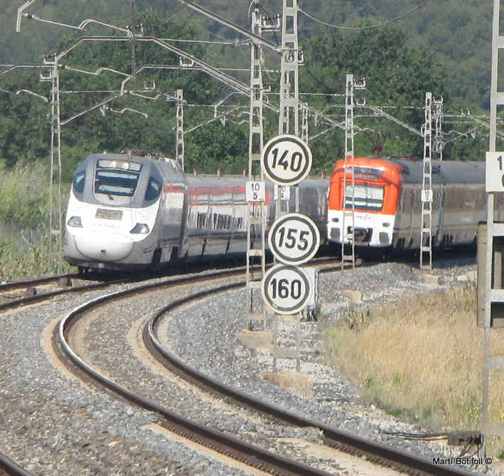 1. Los trenes de tipo Normal, seguirán la limitación de arriba; los de tipo A, la de en medio y los de tipo B la de abajo. Los trenes de tipos C y D disponen de un sistema de señalización en cabina. Altafulla/Tamarit