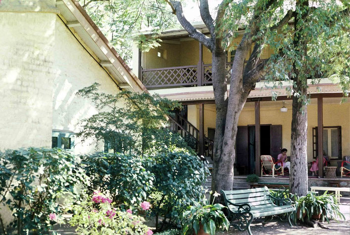 1975 Meheru & Khorshed on the porch ; photo - Anthony Zois