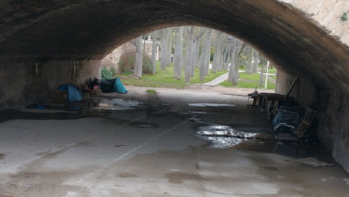 A inicios de 2026, la situación de las personas sin hogar en Valencia presenta una crisis de saturación en los recursos de acogida, agravada por una emergencia habitacional que se ha cronificado en la ciudad.