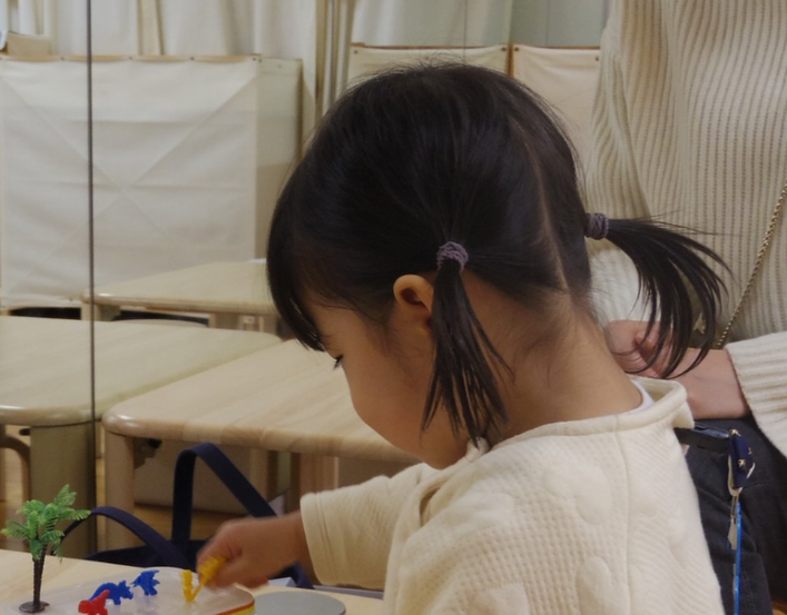 京都市の幼児教室で、自分で選んだk津道に集中する1歳児のモンテッソーリ活動