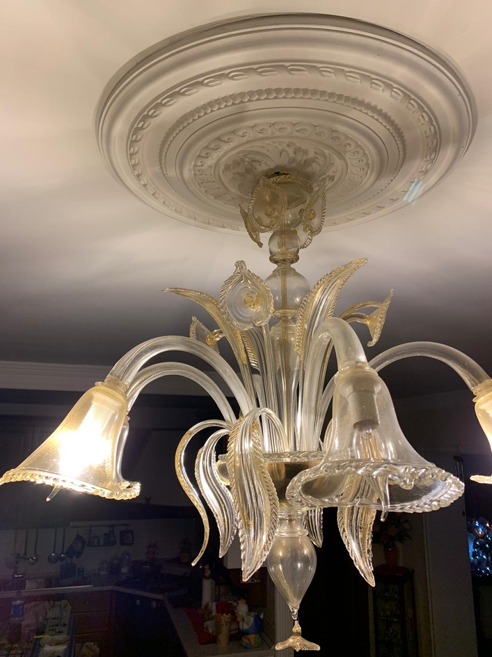 Foto inviata dal cliente del lampadario Miss Albinoni 5 luci in vetro di Murano lavorato a mano cristallo e oro montato in ambiente elegante e illuminato
