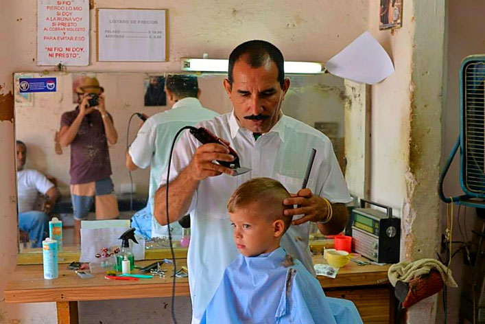 Un coiffeur en pleine action dans le centre de la havane