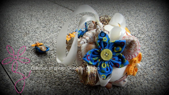 Gros plan sur le bouquet de mariée et boutonnière en arrière plan