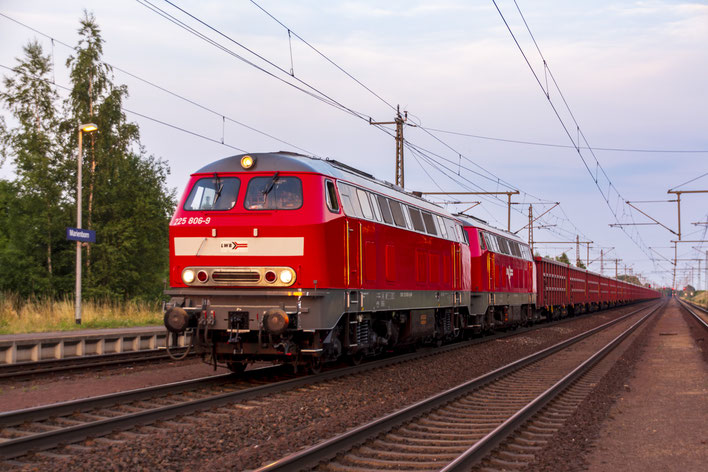 225 806 und 225 101 mit einem Leerzug aus 36 Eamnos-Güterwagen bei Marienborn. Foto: Tobias Hartmann