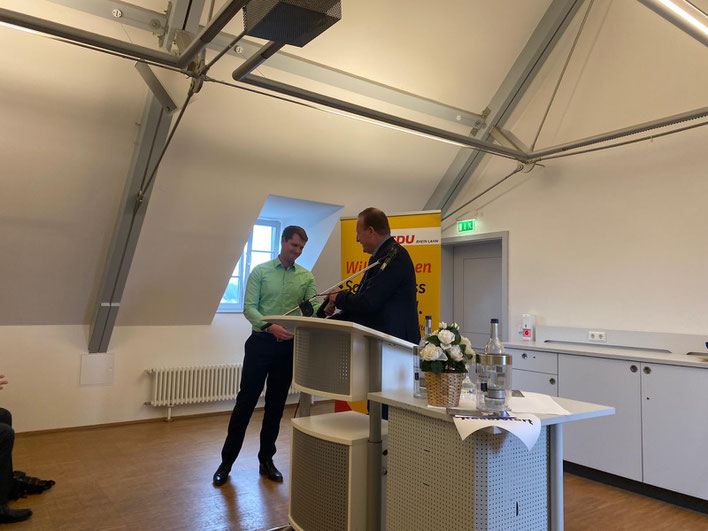 Auch Kreisgeschäftsführer Marcel Willig erhielt für die Mitorganisation des Neujahrsempfang vom Ortsvorsitzenden Axel Fickeis ein Weinpräsent überreicht.