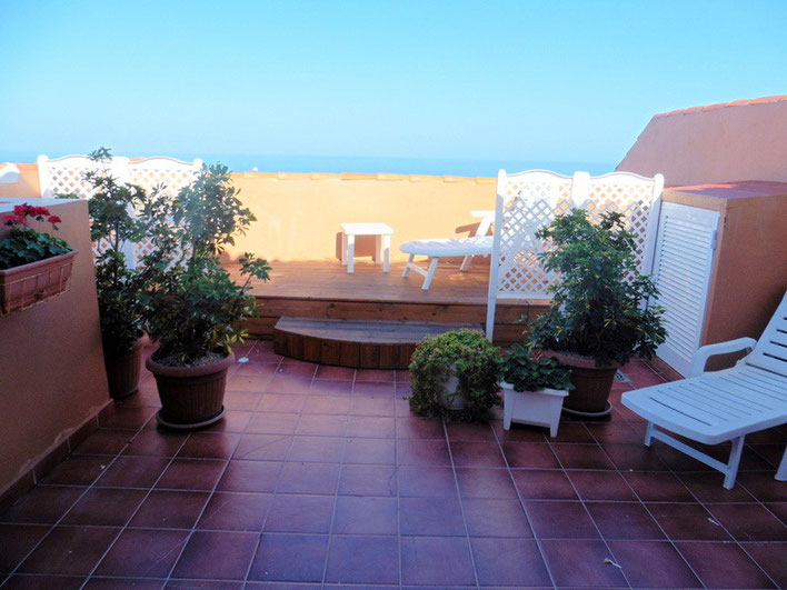 Geflieste Terrasse mit Pflanzen, Gartenmöbel und wunderschönen Meerblick auf den Atlantik vor Teneriffa.  