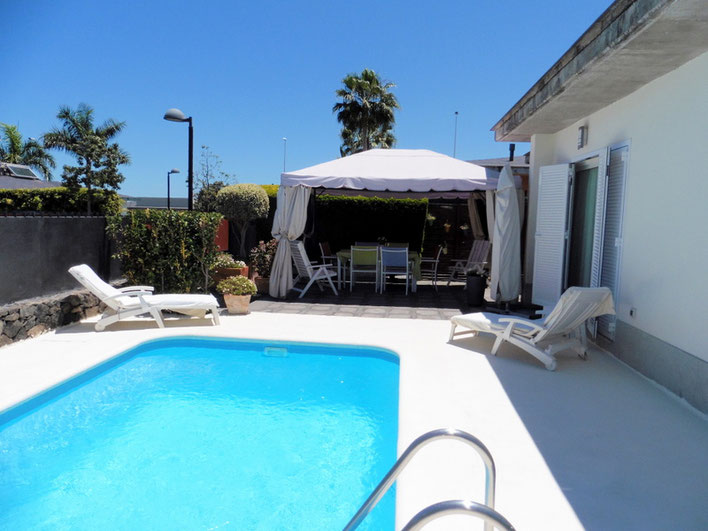 Blick auf Pool und Haus