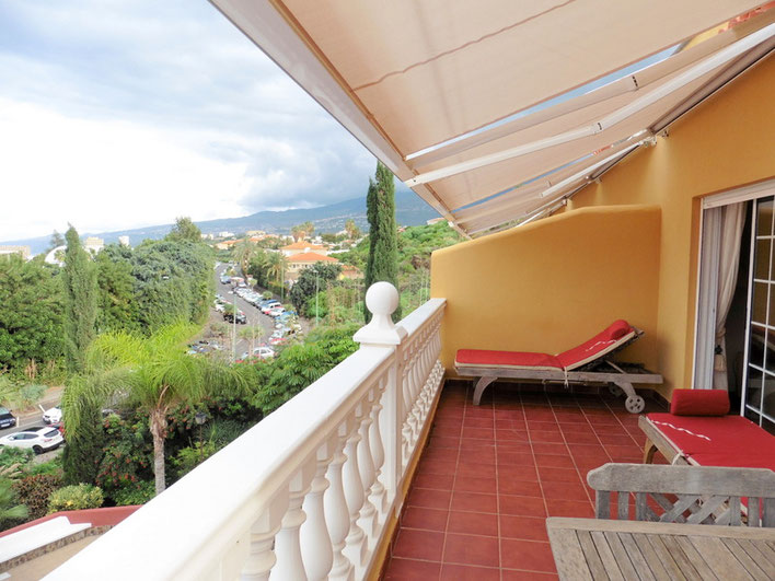 Gefliester Balkon mit Meerblick und Sonnen liegen.